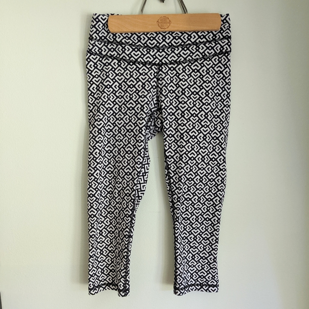 LUCY Hatha Collection Geometric Crop Capri Legging Shorts Small Black White 208